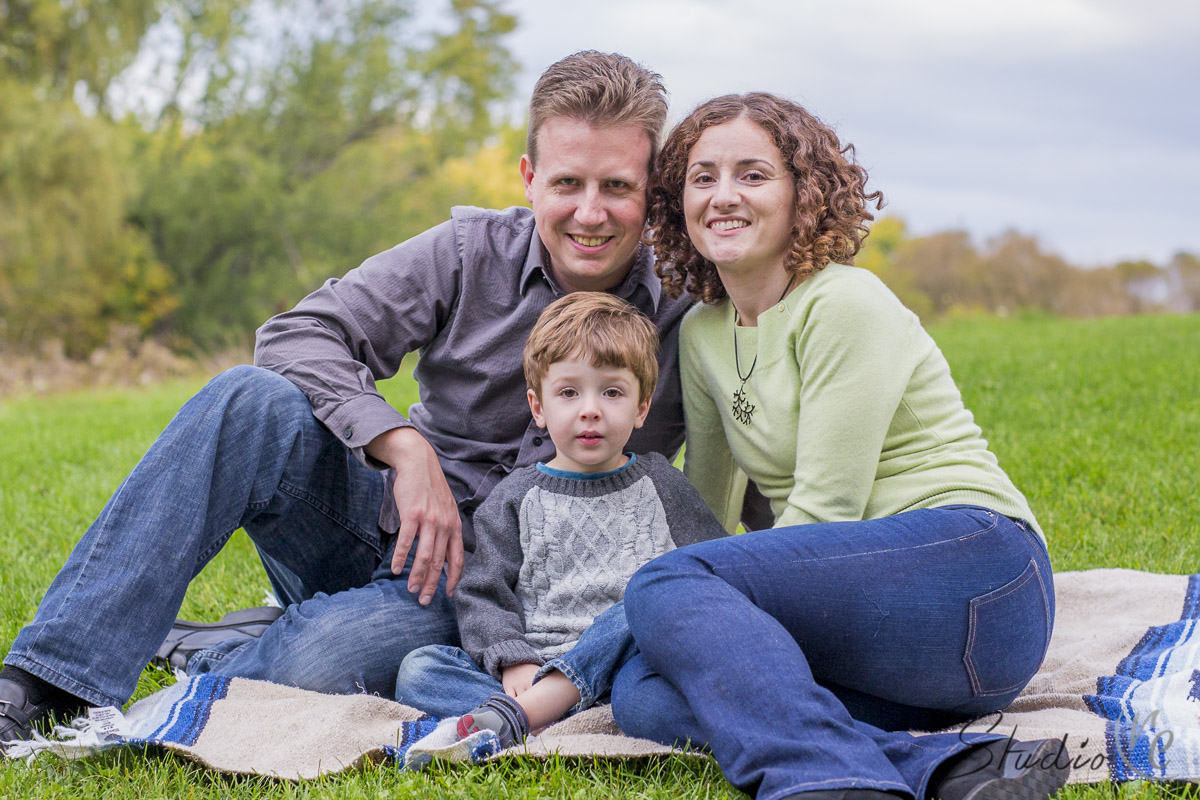 Sunny-Outdoor-On-Location-Family-Photography-Retzer-Nature-Center-Waukesha-WI-006