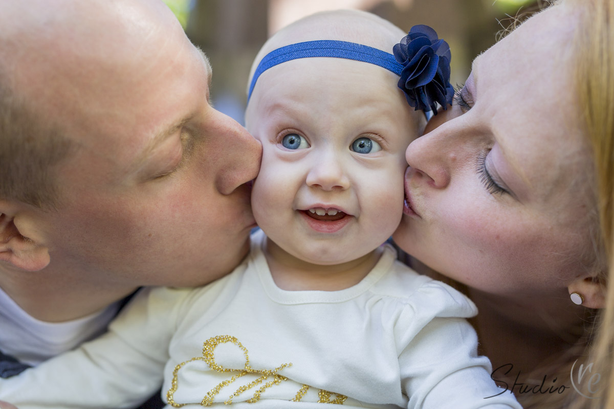 Sunny-Outdoor-On-Location-Family-Photography-and-1-year-Old-Cake-Smash-Humboldt-Park-Milwaukee-WI-011